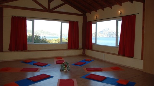 Yogaraum im Hotel mit Blick auf das kretische Meer