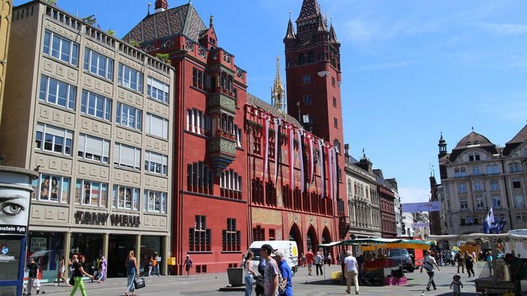 Blick auf das Rathaus und den Marktplatz in Basel
