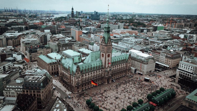 Gruppenreise FRIdA Frauenreisen: Blick von oben auf das Hamburger Rathaus Mediaserver Hamburg