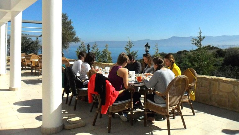 Gemeinsames Essen auf der Terrasse vom Strandhotel auf Zypern 