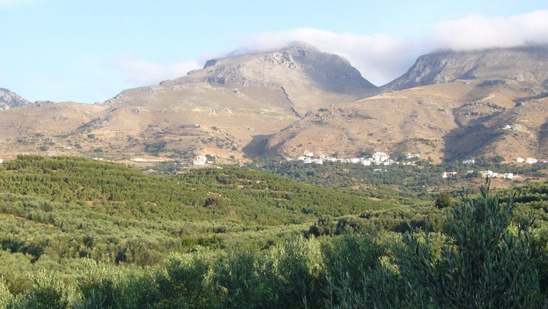 Blick auf Gebirge und Wälder im Süden Kretas