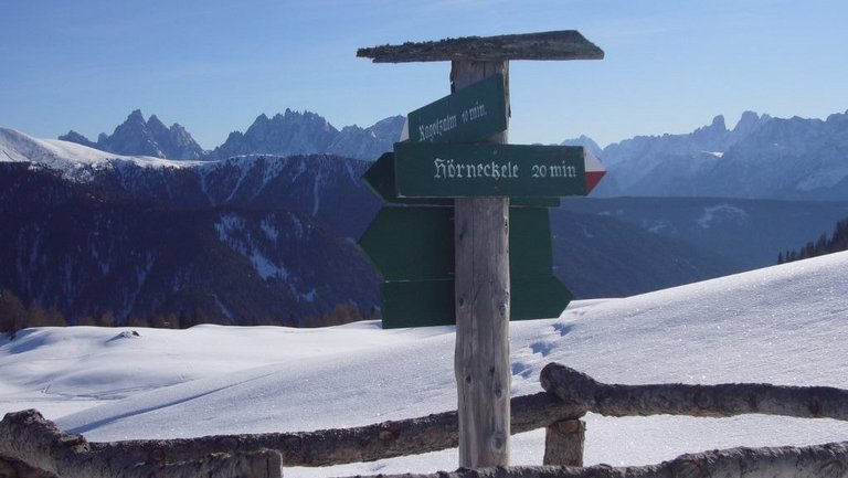 Wandertafel in den italienischen Bergen