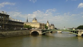 Blick auf die Pont-Neuf über die Seine in Paris 