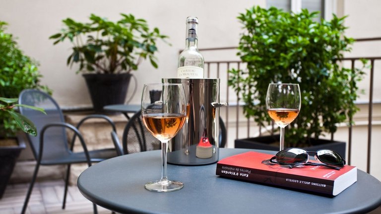 Aperitif in einem Glas mit Buch in einem Pariser Hotel