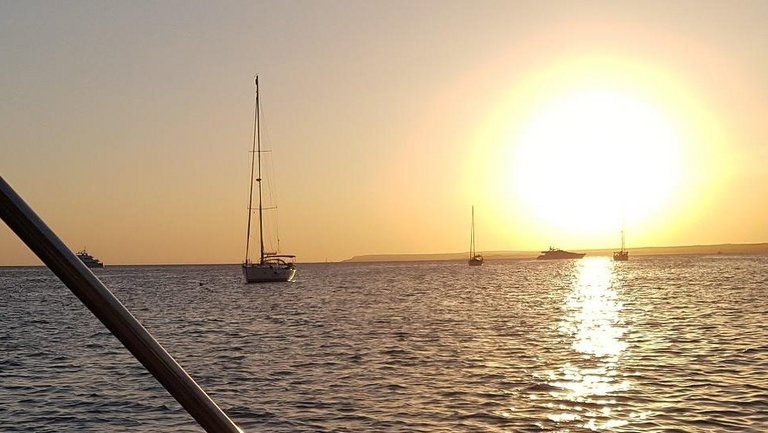 Sonnenuntergang vor Mallorca beim Segeltörn für Frauen von FRIdA Frauenreisen