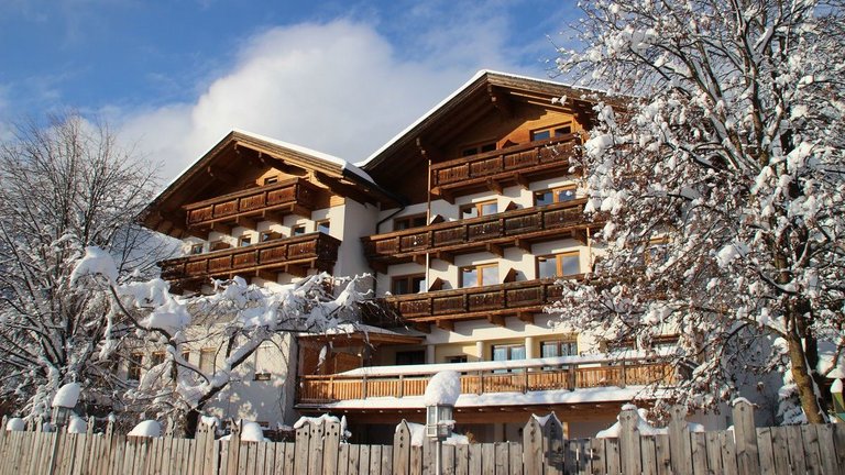 Hotel in Osttirol mit Winterlandschaft