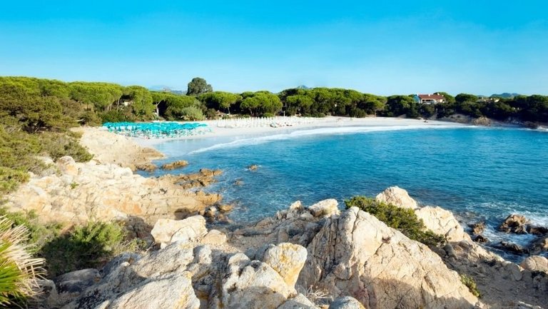 Foto vom Berg aus auf den Hausstrand des Hotels mit Sportclub