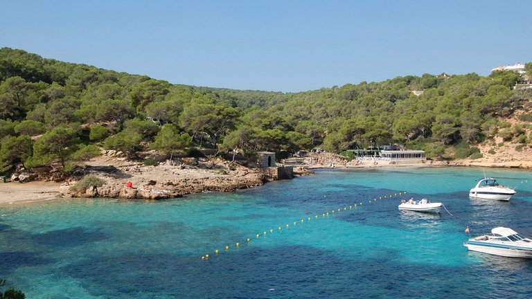 Kleine Bucht mit blauem Meerwasser beim Segeltörn für Frauen um Mallorca