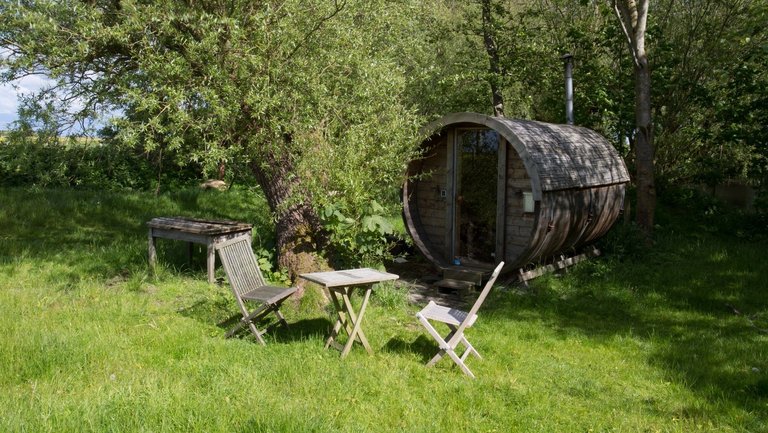 Fass-Sauna im Garten der Biopension an der Nordsee