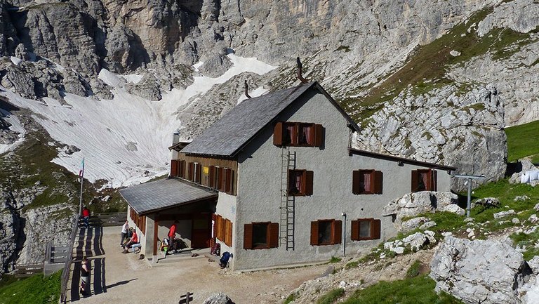 Hütte in den Dolomiten lädt zur Einkehr ein