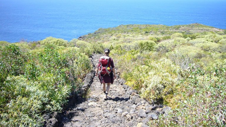 Wanderin auf altem Küstenpfad auf Teneriffa