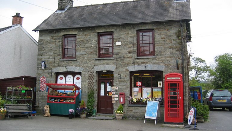 Kleiner Shop mit Telefonzelle in Wales
