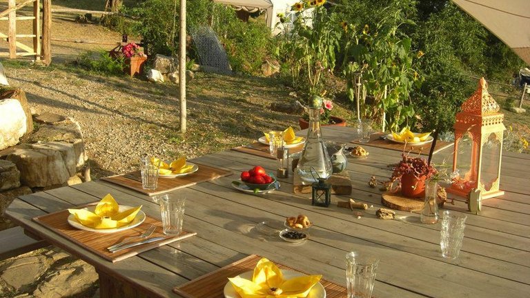 Gut gedeckter Tisch im Freien in der Toskana