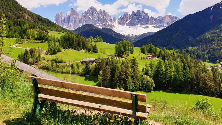 Sitzbank auf Wanderweg im Villnöss-Tal