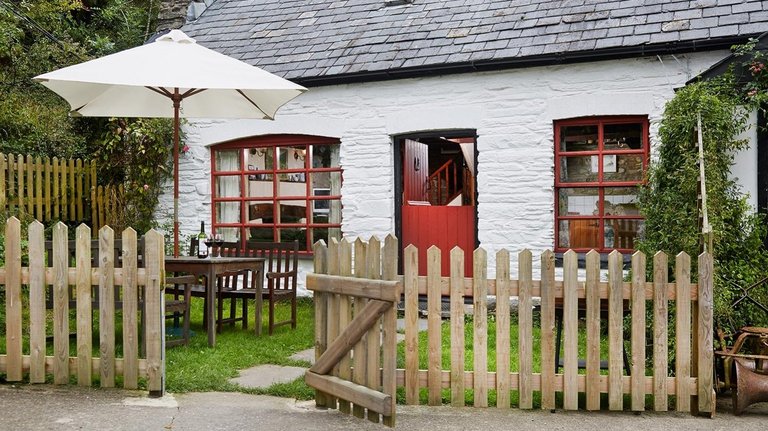 Das linke Farmcottage mit roter Tür auf dem Land in Wales