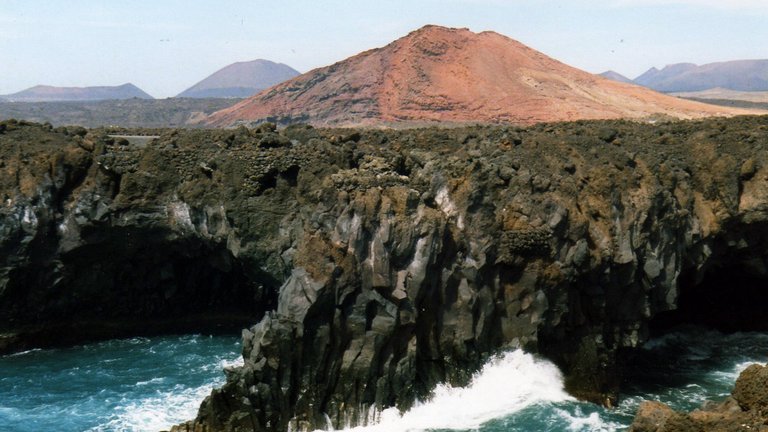 Das Meer umtost Vulkangestein auf Lanzarote