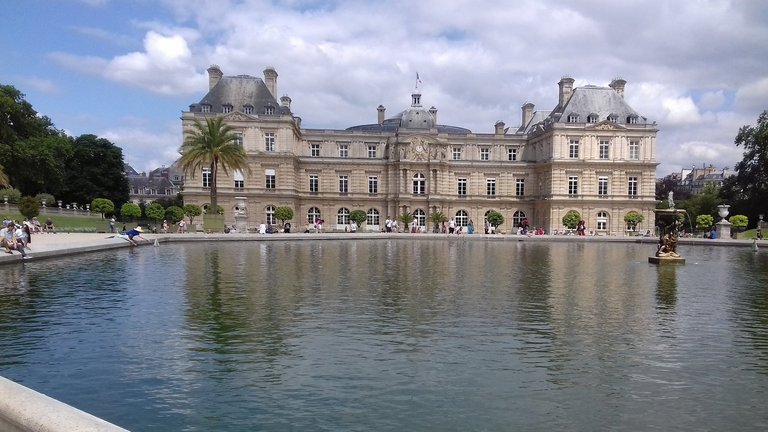 Palais du Luxembourg mit Grand Bassin