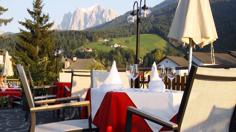 Hotel-Terrasse in Villnöss mit Blick auf Geisler-Gipfel