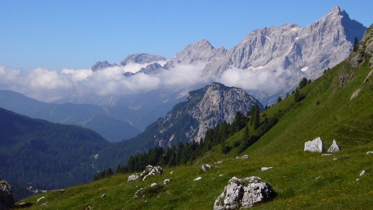 Die italienischen Dolomiten bei blauem Himmel