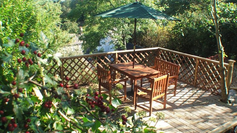 Terrasse mit Blick in den Garten in unserem Haus in Wales