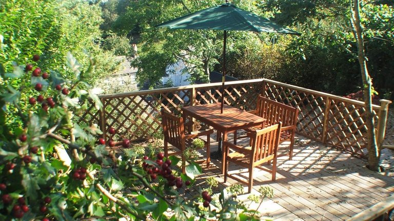 Terrasse mit Blick in den Garten in unserem Haus in Wales