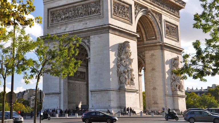 Bummeln bei einer Frauenreise zum Arc de Triomphe