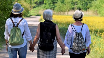 Wanderreisen für Frauen - auf Schusters Rappen im Sommer oder mit Schneeschuhen im Winter