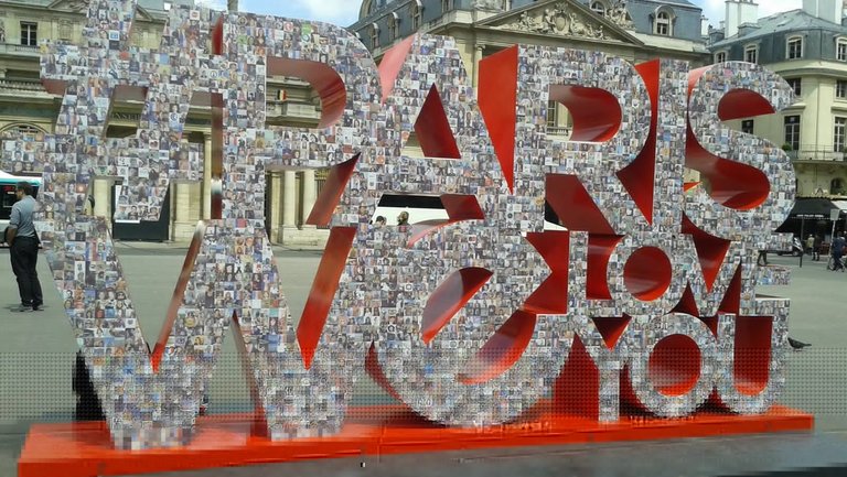 Modernes Paris - We love you-Denkmal in Paris