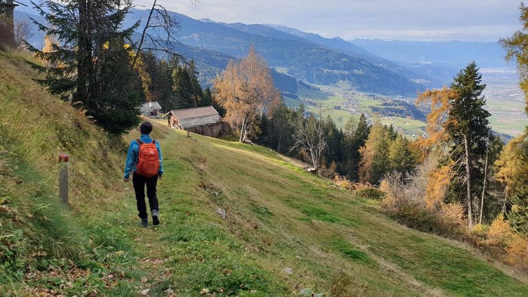 Frau wandert oberhalb vom Inntal in Tirol