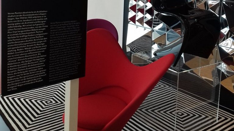 Designerstuhl und Info zu Werner Panton im Vitra Design Museum