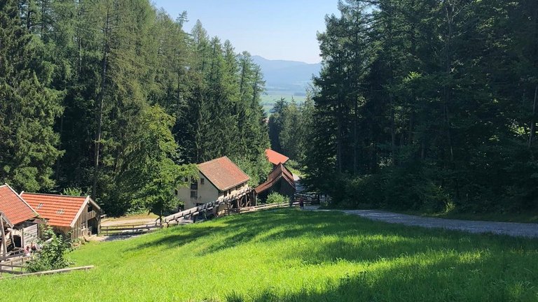 Hütten und Höfe in oberbayerischer Landschaft