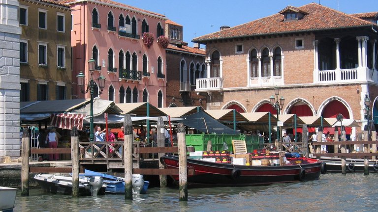 Blick vom Canal Grande in Venedig auf kleines Restaurant