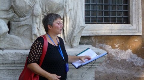 Reiseführerin Nadja Bennewitz vor Statue in Rom