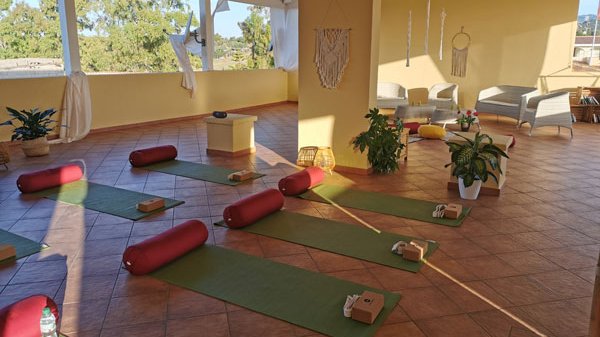 Yogaraum in der Hotelanlage auf Sardinien