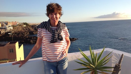 Kirsten Harder von FRIdA Frauenreisen auf einer Dachterrasse auf Teneriffa