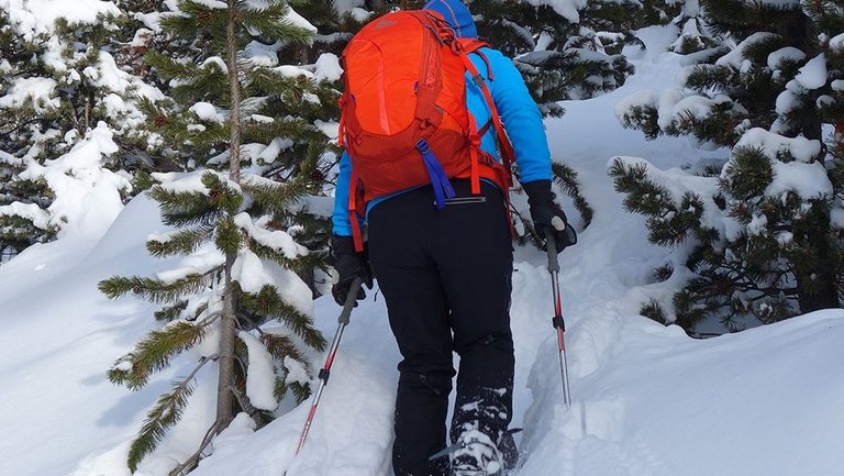 Frau mit Schneeschuhen in tiefem Schnee