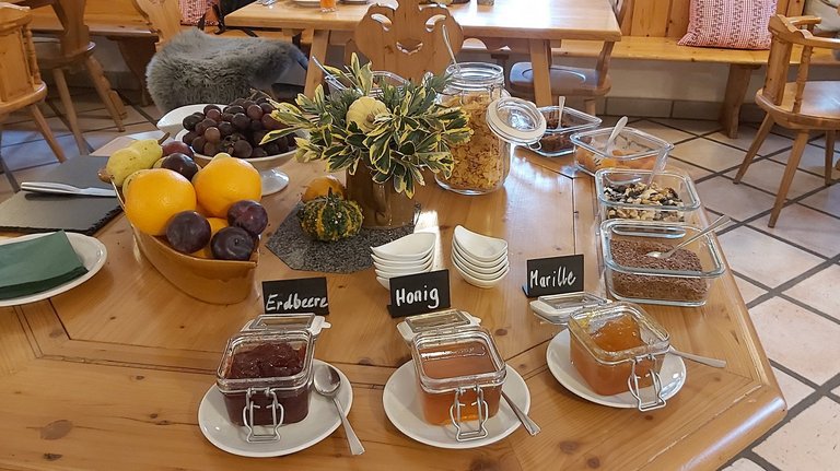 Marmeladen, Honig und Obst auf dem Frühstücksbuffet im Seminarhaus im Mühlviertel