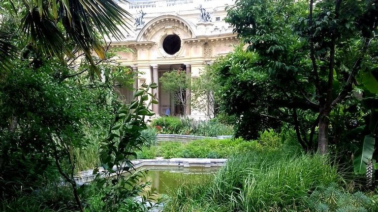 Der charmante Innengarten des Petit Palais, Paris