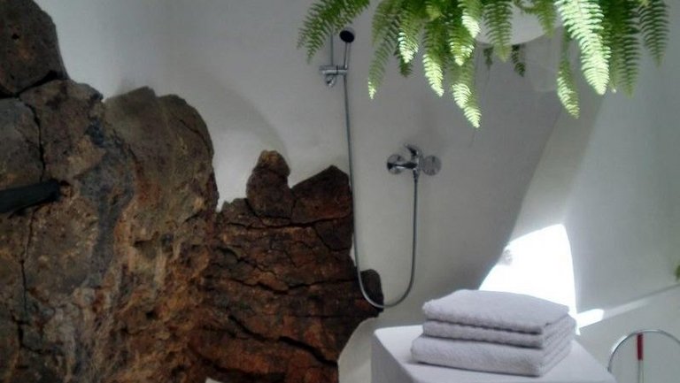 Bad im Stil von Cesar Manrique in unserer Finca auf Lanzarote