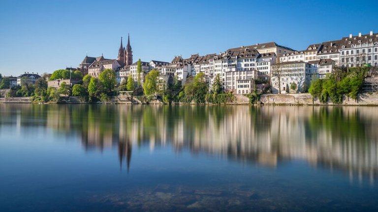 Blick über den Rhein bei blauem Himmel auf die schweizersiche Stadt Basel