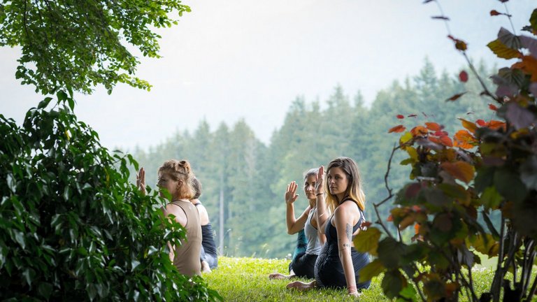 Yogaübung im Freien im Chiemgauer Seminarzentrum