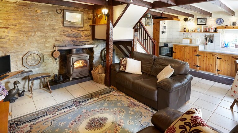 Gemütliches Wohnzimmer mit Ledersofa und Holzbalken im Cottage in Wales