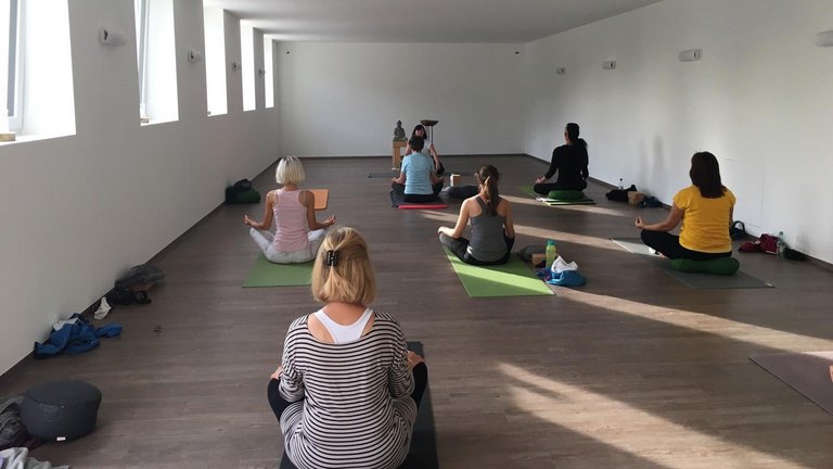 Der neue Yogaraum mit einer Yogagruppe