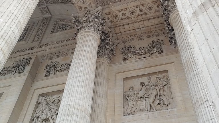 Blick auf Säulen im Panthéon in Paris 