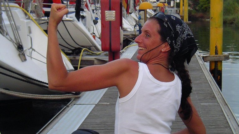 Skipperin beim Frauen-Segeltörn auf dem Steg der Marina in Sardinien