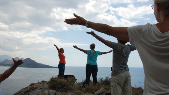 Yoga-Übungen auf Felsen am Meer von Kreta