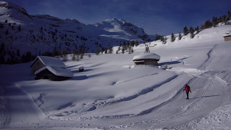 Tiefverschneite Wege mit Hütte in den Dolomiten