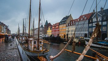 Segelboote in einem Kanal vor bunten Häuserfassaden in Kopenhagen (Foto: Daniel  Jurin / pexels.com)