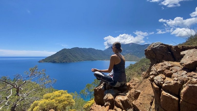 Yoga auf dem Felsen am Meer bei unserem Seminarhaus in Lykien