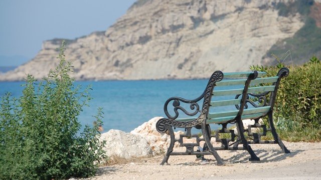 Bank oberhalb des Strandes mit Blick auf die Bucht von Arillas